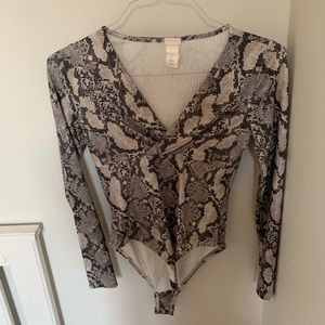 H&m long sleeve snakeskin body suit